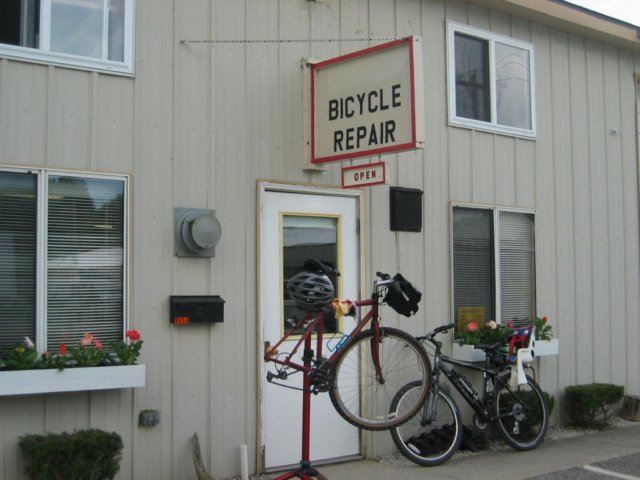 bikeshoponthetrailjustoutsidemontague.jpg